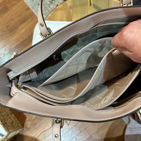 Authentic Michael Kors Voyager Medium Crossgrain Leather Tote in Blush, EUC - Picture 12 of 16